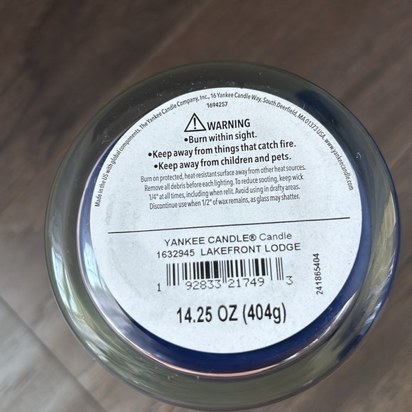 Yankee Candle Lakefront Lodge 14.25 ounce, single wick, soy wax blend candle - Picture 3 of 6